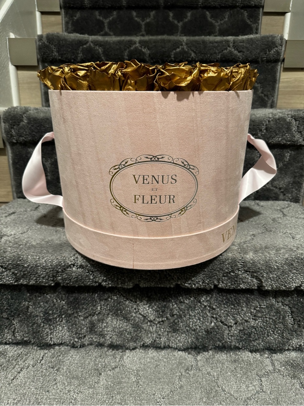 Venus et Fleur Gold Eternity Roses Large Round Blush Box